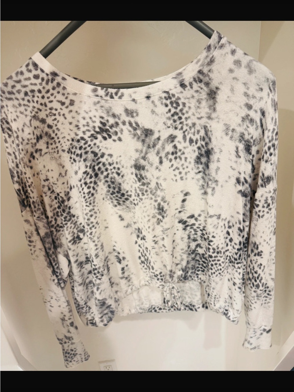 Express Women’s Black & White Animal Print Long Sleeve sweater Top drawstring
